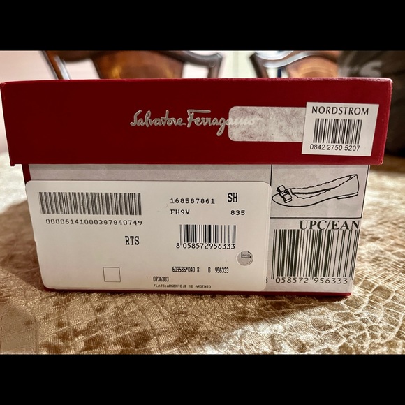 Brand New In Box Womens Scalloped Ferragamo Flats!! - Picture 4 of 5